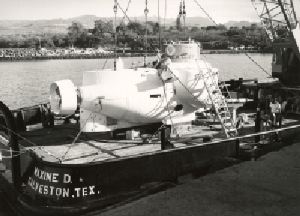 Maxine D with DSV-4 aboard